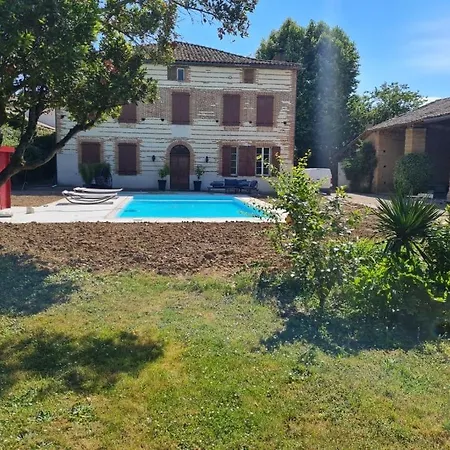 La Roulotte Depote Bed & Breakfast Monbéqui