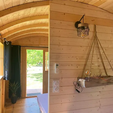 Oda ve Kahvaltı La Roulotte Depote 3*